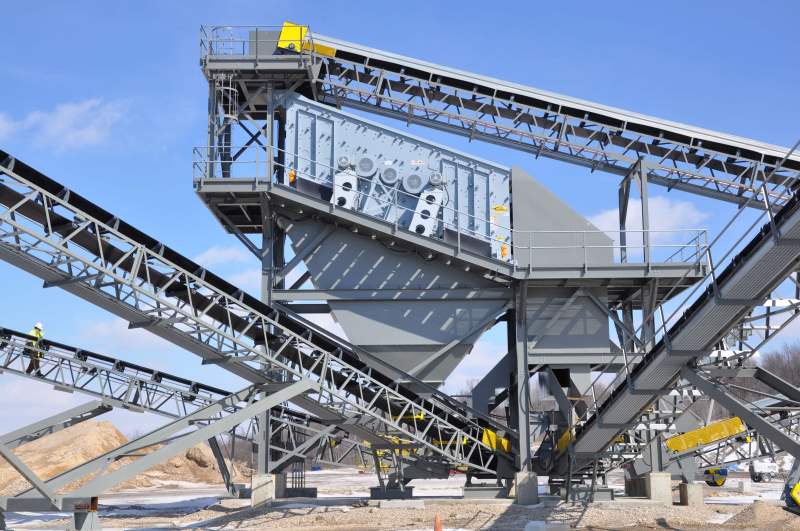 Screen Station Buildings and Screen Feed&Discharge Conveyors Steel Structures: Screening station featuring “roll-away” oversize chute 